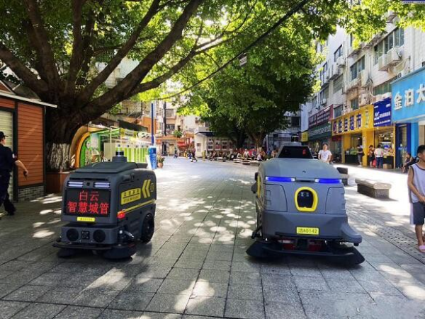 无人驾驶机器人清扫车亮相广州市白云区.png