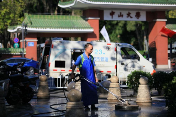 海珠区城管部门强化市容市貌管理  推动辖区面貌更加有“颜”有“序”.png