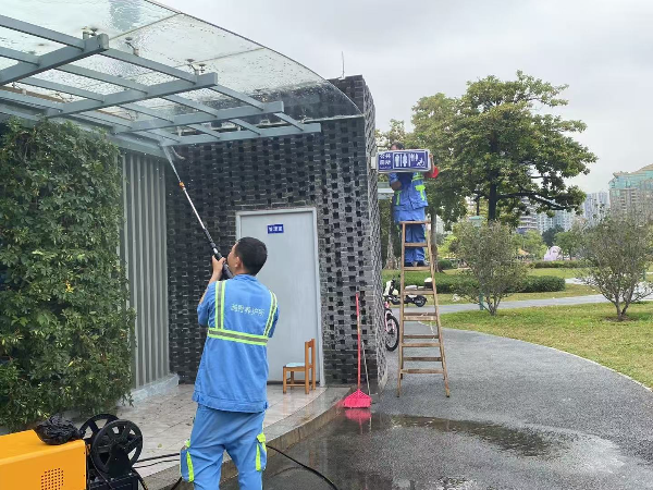 越秀城管全力护航五一节假日市容环境.png