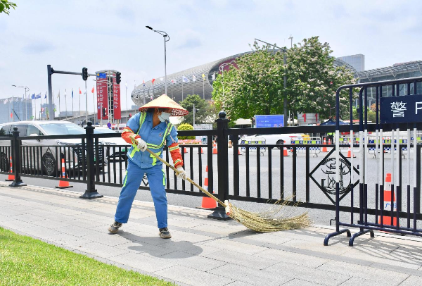 海珠城管部门高质量提升市容市貌，擦亮广交会“金名片”.png